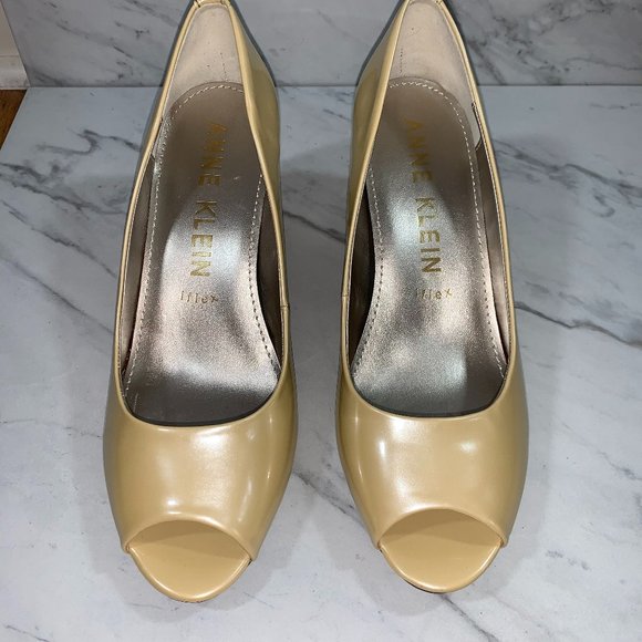 NWOT ANN KLEIN Pearlized lButtercup Low Heels - Picture 2 of 7